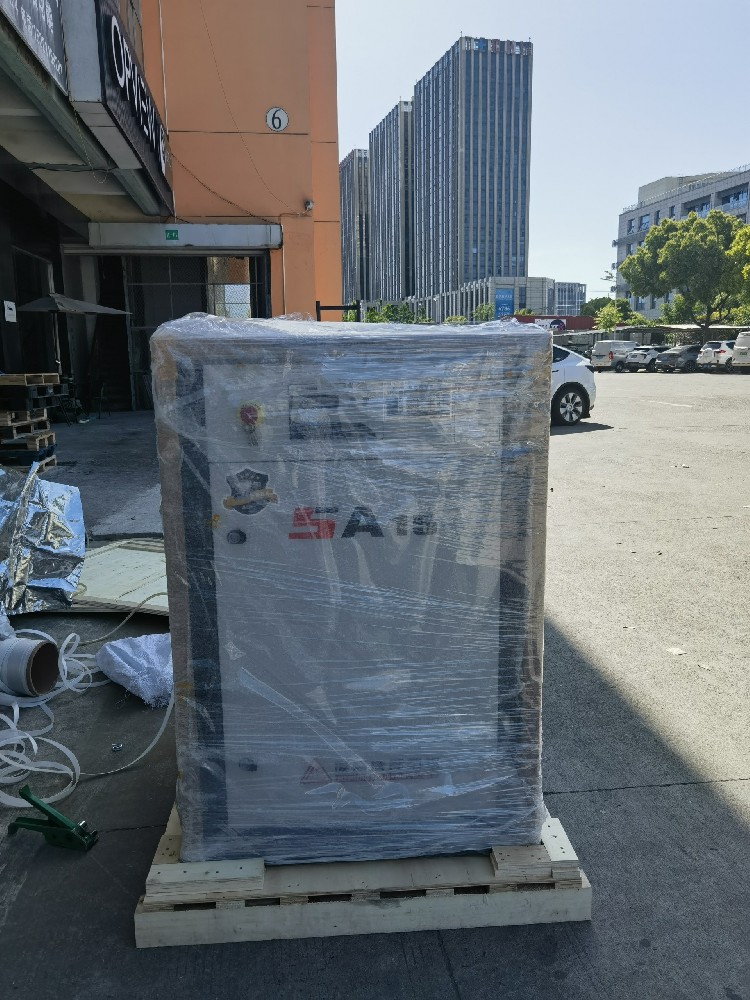 复盛微油螺杆空压机出口俄罗斯木箱装订中