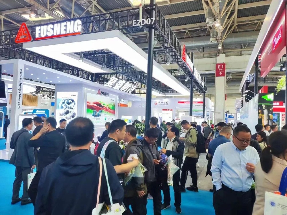 在北京制冷展览会上，复盛公司的产品大放异彩，吸引了众多国内外观众的浓厚兴趣。